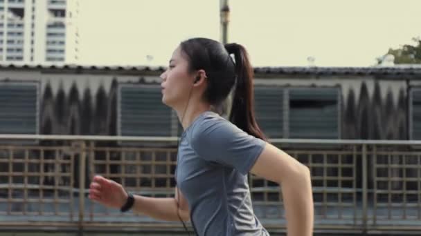 Femme Athlète Asiatique Coureuse Portant Des Écouteurs Écoutant Musique Courir — Video