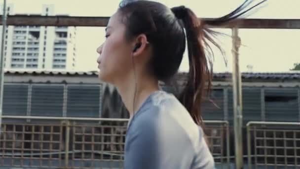 Mooie Aziatische Vrouw Atleet Het Dragen Van Oortelefoons Luisteren Naar — Stockvideo