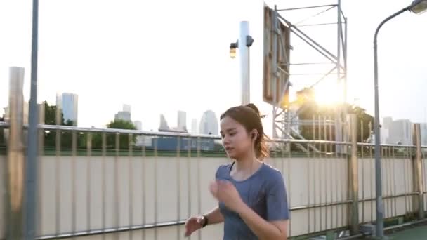 Молоді Азійські Спортсмени Бігають Вулицях Міста Проводячи Тренування Вулиці Заході — стокове відео