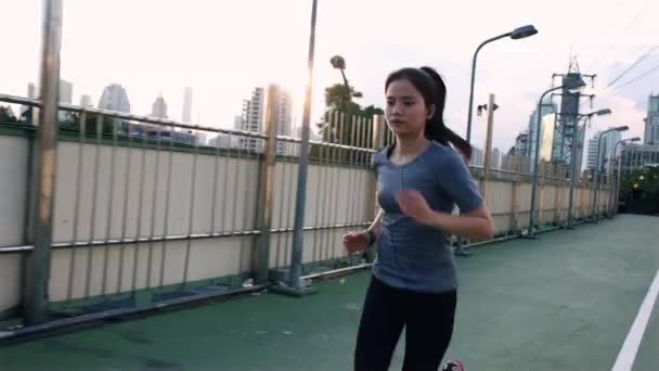 Şehirdeki Caddelerde Müzik Dinleyerek Kulaklık Takan Asyalı Çekici Bir Bayan — Stok video