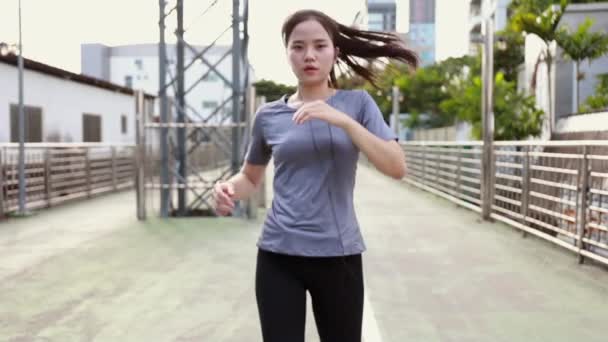 Genç Asyalı Sporcu Bir Koşudan Sonra Dinleniyor Gün Batımında Sokakta — Stok video