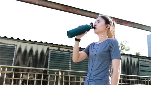 Attraktiv Asiatisk Kaukasiska Flicka Dricksvatten Efter Rinnande Jogging Träning Livsstil — Stockvideo
