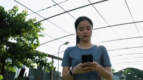 Vackra Asiatiska Flicka Idrottare Stående Med Smartphones Skriva Skicka Meddelande — Stockvideo