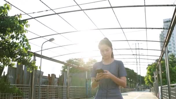 Gadis Atlet Asia Yang Cantik Berjalan Menggunakan Smartphone Mengetik Mengirim — Stok Video