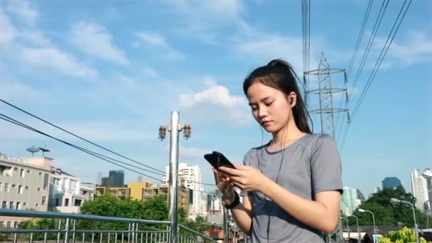 Vackra Asiatiska Kvinnliga Idrottare Som Använder Smartphones Skriva Skicka Meddelande — Stockvideo