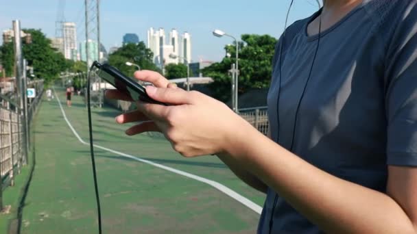 Atleti Asiatici Che Utilizzano Smartphone Controllando Frequenza Cardiaca Dopo Corsa — Video Stock