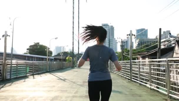 Vrouwelijke Kaukasische Aziatische Atleet Straat Stad Trainen Cardio Joggen Workout — Stockvideo