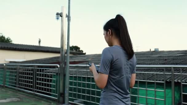 Mooie Aziatische Vrouwelijke Atleten Lopen Met Behulp Van Smartphones Typen — Stockvideo