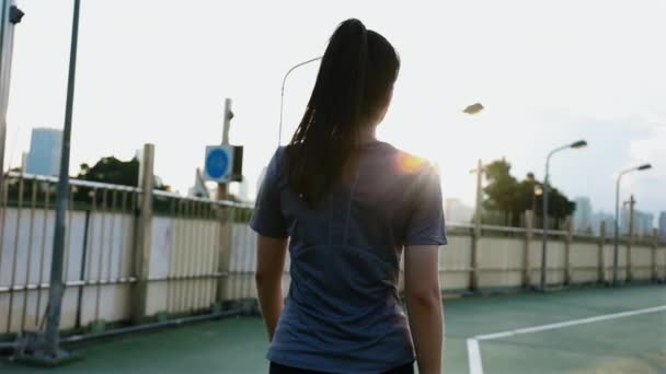 Gün Batımından Sonra Sokakta Yürüyen Asyalı Genç Bayan Sporcunun Ikinci — Stok video