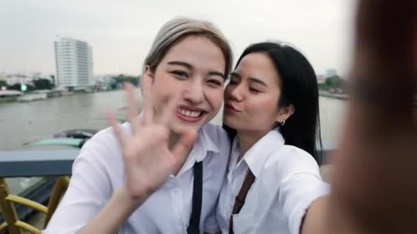 タイの友人とチャットするスマートフォンのビデオを使用して幸せなアジアのレズビアンカップル 休暇中に楽しんでいる美しい若い女性 Lgbtの概念 — ストック動画