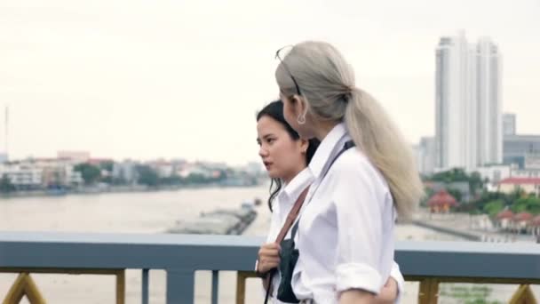 Glada Asiatiska Lesbiska Par Promenader Bron Och Kul Semestern Hbt — Stockvideo