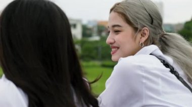 Mutlu Asyalı lezbiyen çift konuşuyor ve tatilde eğleniyor. LGBT kavramı.