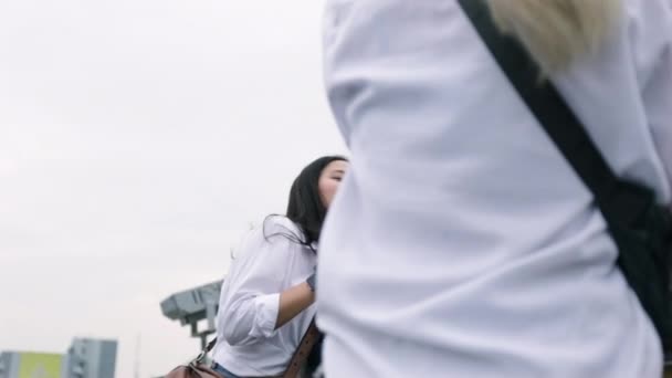 Feliz Asiático Lesbianas Pareja Jugando Jabón Burbujas Mientras Pie Ama — Vídeos de Stock