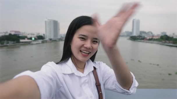 Atraktivní Mladá Asijská Žena Video Chatování Svými Přáteli Zatímco Stojí — Stock video