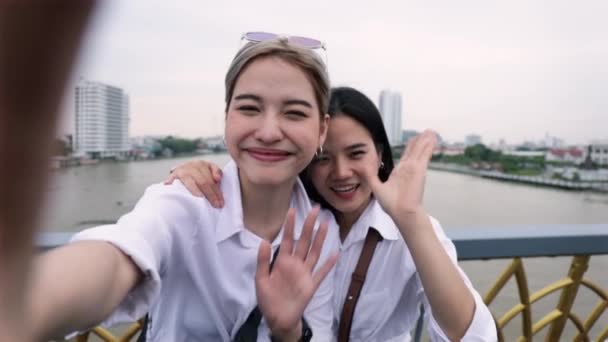 Heureux Couples Lesbiennes Asiatiques Utilisant Smartphone Vidéo Bavarder Avec Des — Video