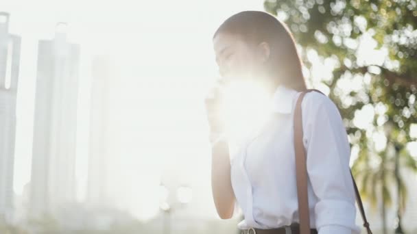 Молодая Азиатская Бизнесвумен Белой Рубашке Разговаривает Телефону Общественном Парке — стоковое видео