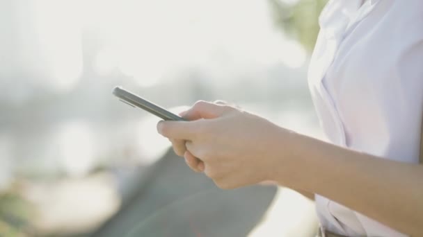 Nahaufnahme Asiatische Geschäftsfrau Weißem Hemd Benutzt Ein Smartphone Nachrichten Den — Stockvideo