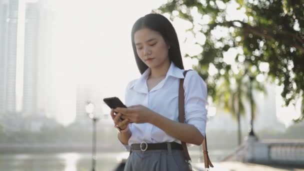 Asiatische Geschäftsfrau Weißen Hemd Nutzt Ein Smartphone Nachrichten Den Sozialen — Stockvideo