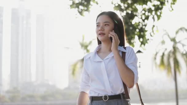 Atraktivní Asijské Podnikatelka Bílé Košili Pomocí Smartphone Mluví Podnikání Zatímco — Stock video