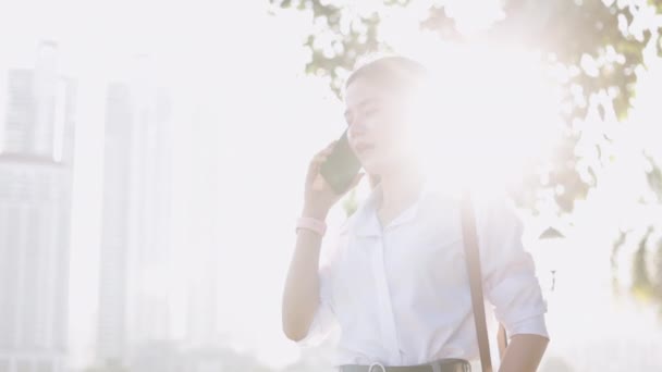 Atraktivní Asijské Podnikatelka Bílé Košili Pomocí Smartphone Mluví Podnikání Zatímco — Stock video