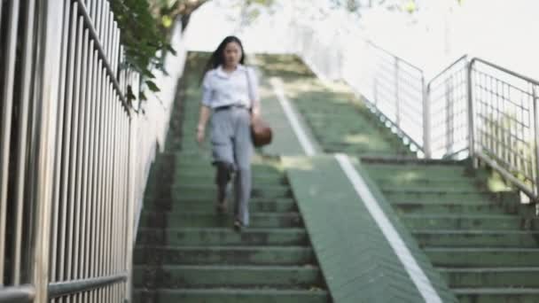 Hermoso Retrato Joven Mujer Negocios Asiática Una Camisa Blanca Caminando — Vídeos de Stock