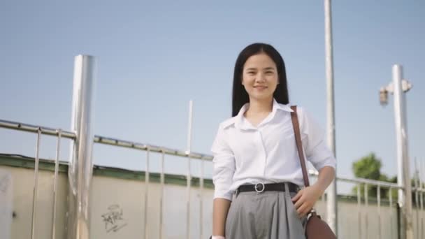 Portret Pięknej Młodej Azjatyckiej Bizneswoman Białej Koszuli Stojąc Zewnątrz Rano — Wideo stockowe