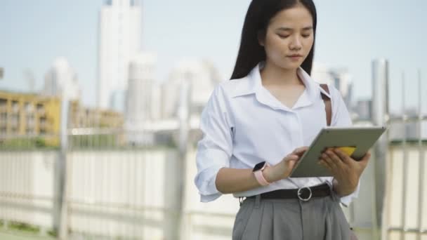 Empresária Asiática Atraente Uma Camisa Branca Está Usando Tablet Enviando — Vídeo de Stock