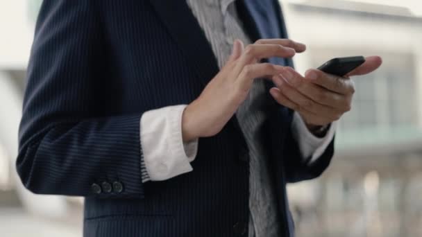 Close Empresaria Asiática Traje Negro Está Utilizando Teléfono Inteligente Mensajes — Vídeos de Stock