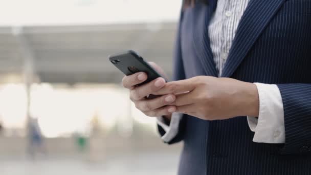 Close Empresária Asiática Terno Preto Está Usando Smartphone Mensagens Texto — Vídeo de Stock