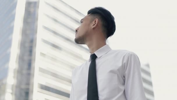 Close Retrato Jovem Empresário Asiático Uma Camisa Branca Pensando Futuros — Vídeo de Stock