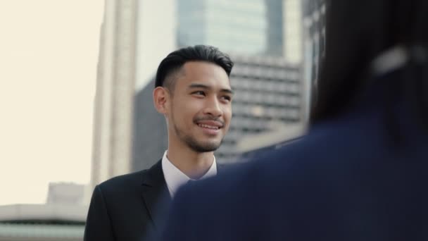Asijský Podnikatel Černém Obleku Mluvit Klientem Partnerství Dohoda Obchodní Jednání — Stock video