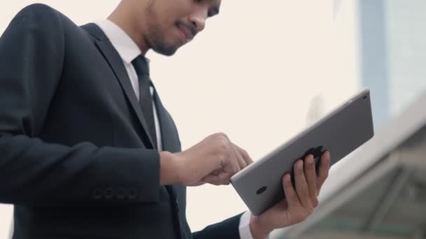 Ritratto Manager Uomo Affari Abito Nero Utilizzando Suo Tablet Messaggio — Video Stock