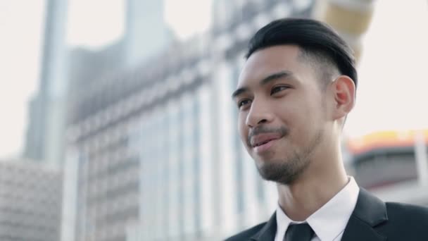 Привлекательный Азиатский Бизнесмен Пожимает Руку Деловому Партнерству Стоя Улице Возле — стоковое видео
