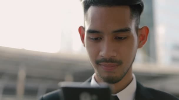 Retrato Joven Hombre Negocios Guapo Usando Teléfono Inteligente Mensajes Texto — Vídeos de Stock