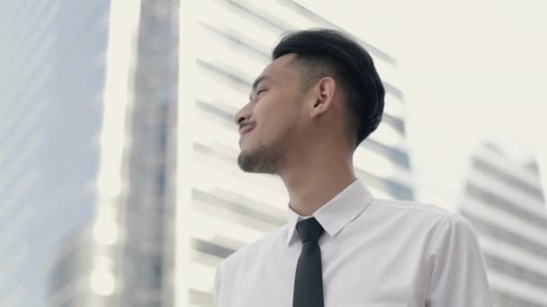 Close Retrato Jovem Empresário Asiático Pensando Futuros Projetos Negócios Enquanto — Vídeo de Stock