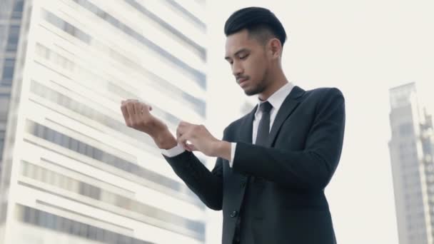 Empresario Asiático Vistiéndose Con Traje Negro Preparándose Para Trabajo Mientras — Vídeos de Stock