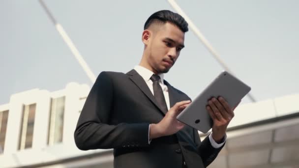 Empresário Asiático Atraente Terno Preto Usando Seu Tablet Navegação Digital — Vídeo de Stock