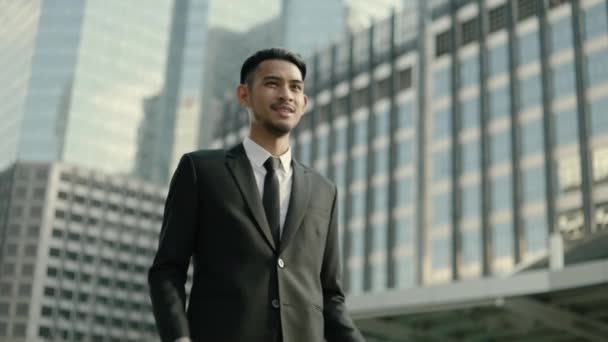 Başarılı Bir Asyalı Işadamı Sabah Büyük Bir Ofis Binasının Yanında — Stok video
