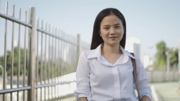 Mosolygó Gyönyörű Portré Fiatal Ázsiai Üzletasszony Fehér Ingben Miközben Áll — Stock videók
