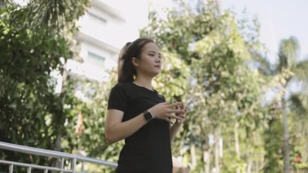 美しい十代の女の子運動ジョギングを準備ストレッチ選手 実行中 街の都市でスポーツ — ストック動画