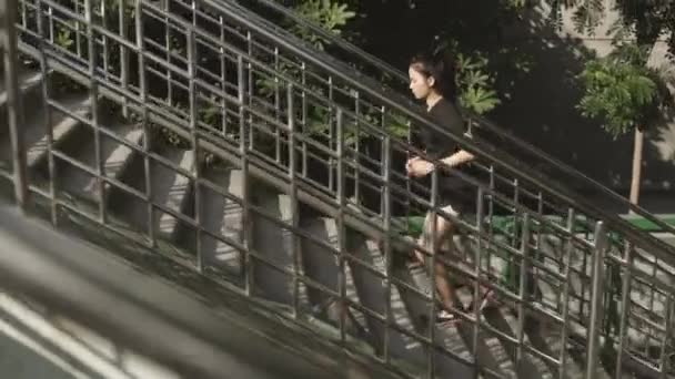 Mooie Aziatische Vrouw Atleet Het Dragen Van Oortelefoons Luisteren Naar — Stockvideo