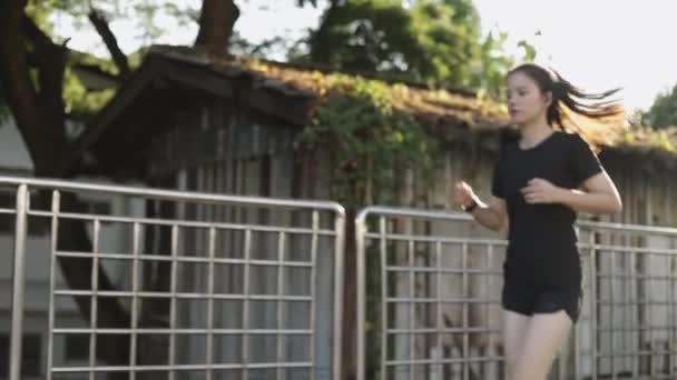 Gelukkig Meisje Atleet Loopt Het Dragen Van Oortelefoons Met Behulp — Stockvideo