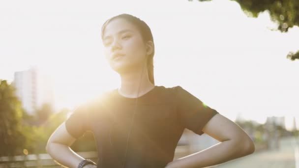 Krásná Asijská Žena Atlet Běh Odpočinku Vyčerpaný Kardio Cvičení Městském — Stock video