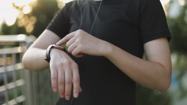 Aantrekkelijke Blanke Vrouw Atleet Lopen Met Behulp Van Een Smartwatch — Stockvideo