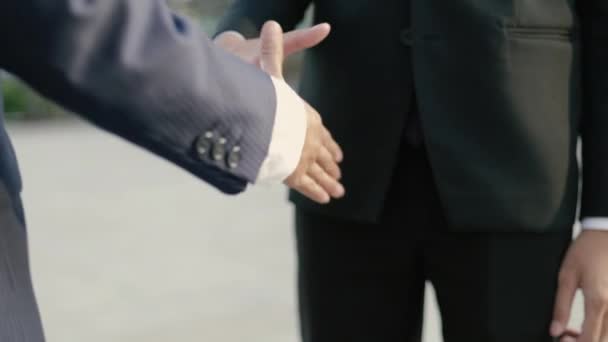 Κοντινό Πλάνο Χέρια Ασιάτες Επιχειρηματίες Ένα Μαύρο Κοστούμι Χειραψία Συμφωνία — Αρχείο Βίντεο