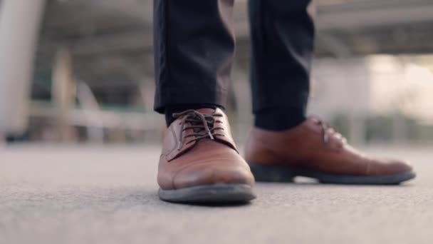 Close Brown Shoes Asian Businessman Wearing Suit Standing Urban Street — Stock Video