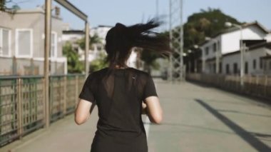 Güzel Asyalı bayan sporcu şehir merkezinde yoğun kardiyo dayanıklılık testi yapıyor. Koşu yaşam tarzı sağlıklı.