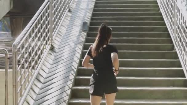 Güzel Genç Atlet Kız Gün Batımında Üst Geçitte Koşuyor — Stok video