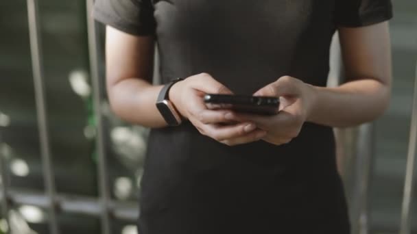 Nahaufnahme Asiatischer Athletin Die Mit Dem Smartphone Über Soziale Medien — Stockvideo