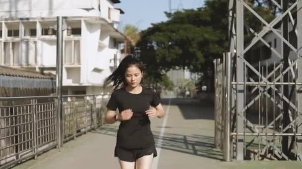 Piękna Azjatka Atletka Testuje Intensywny Trening Wytrzymałościowy Miejskim Mieście Jogging — Wideo stockowe